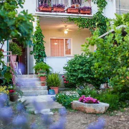 Garden Apartments Komiza Exterior photo